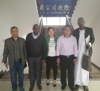 幾內(nèi)亞客戶來廠訂購設備